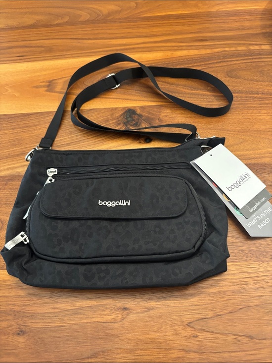Baggallini Handbags - NWT New Baggalini Black Cheetah Print RFID Everyday Crossbody Bag Purse